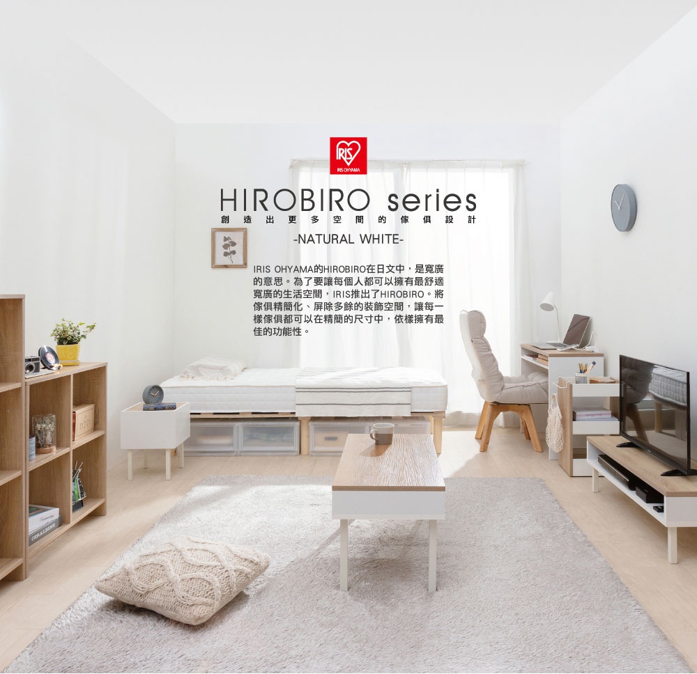 陳設於臥室的木質可移動置物櫃，附有滾輪，白色櫃體搭配原木色檯面，下方有透明收納抽屜，可搭配床鋪、書桌與電視櫃。