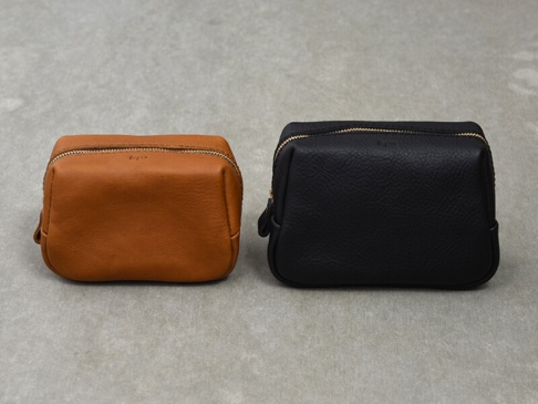 兩個職人手作皮革Organ拉鍊收納包，一個為棕褐色，另一個為黑色。兩者均為方形設計，頂部設有金色拉鍊，材質為柔軟皮革。