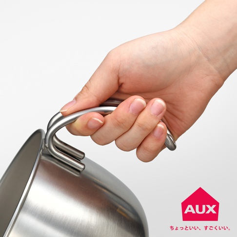 手持不鏽鋼攪拌鍋的弧形把手，鍋體為銀色金屬材質，表面光滑。