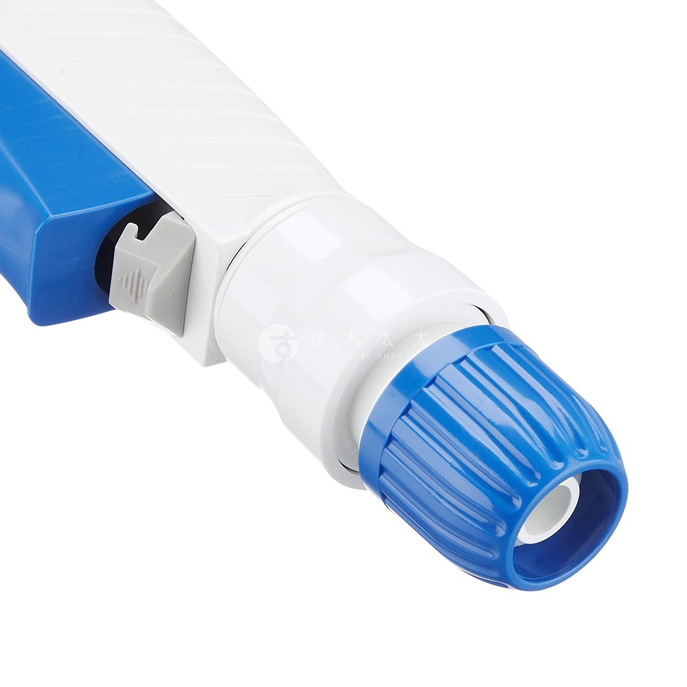 白色和藍色的短灑水噴嘴，帶有紋理的藍色調節環，用於精確控制液體分配。