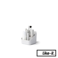 白色手提式雙層化妝品收納箱，內含多個隔間，收納各種化妝品與化妝工具，如粉底液、唇膏、睫毛膏及化妝刷，材質為塑膠。