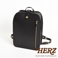 黑色皮革材質的兩用後背包，設有頂部提把、拉鍊主開口，前方有一個垂直拉鍊口袋，並有可調節式肩帶。