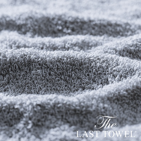 The LAST TOWEL 魔法瞬吸純棉柔浴巾，特寫呈現細緻、柔軟的純棉材質，浴巾呈現波浪般的紋理，為淺灰色調。