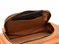 職人手作皮革拉鍊旅行斜背包 (F-7)，展現棕色皮革材質，內部有一個護照夾層，搭配金色拉鍊與縫線細節。