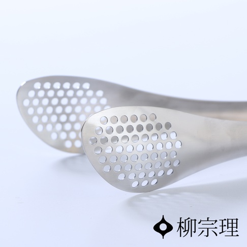 一對銀色不鏽鋼服務夾，夾頭上有規則排列的圓形孔洞，用於瀝水或夾取食物。