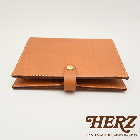 職人手作皮革 A5 手帳／記事本書套 KB-101，採用天然皮革材質，淺棕色，以精緻車縫線製作，設有金色按扣束帶，簡潔實用。