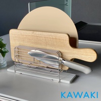 銀色不鏽鋼瀝水架，內含兩個砧板，一個淺棕色圓形，一個原木色長方形，架上置放一把銀色刀具。