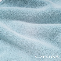 淺藍色毛巾，柔軟蓬鬆的毛圈材質，觸感細緻，適合包裹頭髮，具有良好的吸水性。