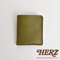 HERZ 職人手作橄欖綠皮革二折式薄型卡片鈔票夾，背面印有 HAND MADE IN JAPAN Since1973。