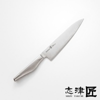 銀色不鏽鋼主廚刀，刀身有品牌標誌與紋理，刀柄為流線型設計，帶有防滑紋路。