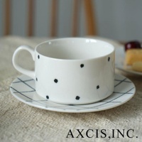 美濃燒手繪馬克杯，陶瓷材質，白色杯身點綴黑色圓點，搭配同色系格紋盤。