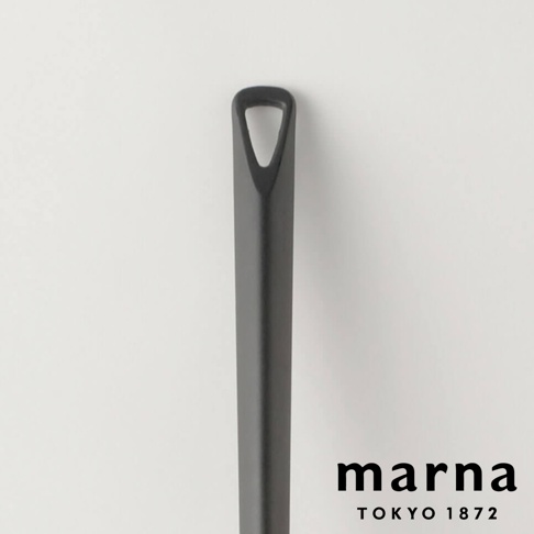 marna TOKYO 1872 標誌，以及黑色帶有掛孔的廚房用具手柄的特寫。