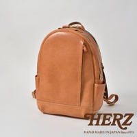 職人手作皮革多功能後背包 R-21，採用天然棕色皮革製成，設計簡約，配有雙拉鍊主隔層、前方拉鍊口袋及側邊收納袋，適合日常攜帶。