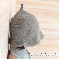 一件灰色毛巾材質的桑拿帽，帽子上有一個小口袋，並附有藍色品牌標籤。