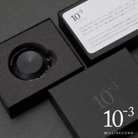 黑色鋁製卷尺，2公尺長，收納於黑色方形禮盒中，禮盒蓋上印有白色「10⁻³」標誌。