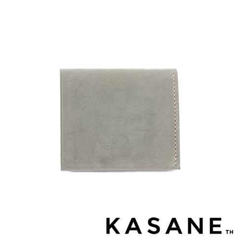 一個淺灰色的皮革雙折短夾，帶有明顯的縫線，下方是 KASANE TH 的文字標誌