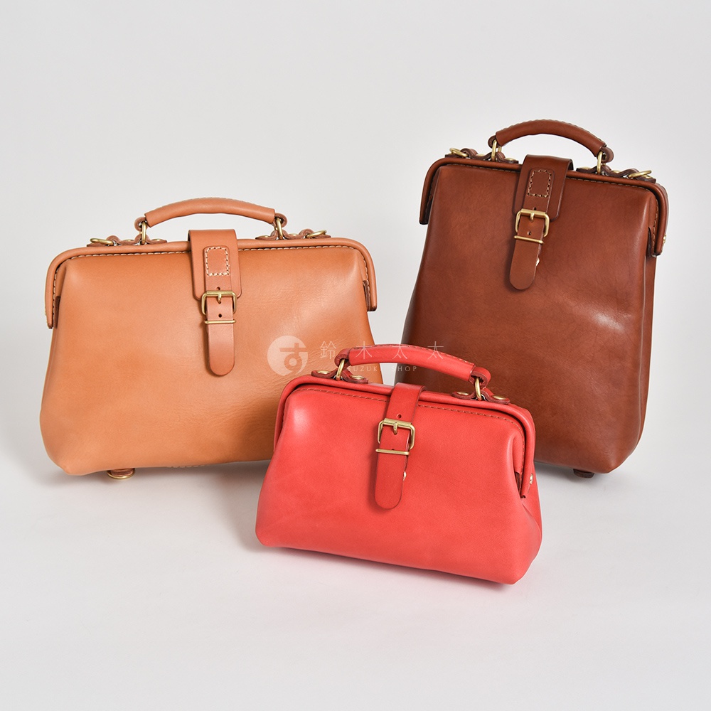 三款職人手作皮革迷你軟皮杜勒斯包，分別為淺棕色、紅色及深棕色，皆配有金色釦環與提把。