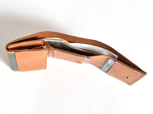 職人手作皮革三折式迷你短夾，採用原色皮革製作，內部可見多個卡槽，裝有信用卡和紙鈔，設計簡潔實用。