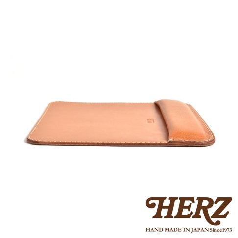 職人手作皮革滑鼠墊 KZ-2，採用天然皮革材質，呈現柔和的淺棕色調，邊緣車縫線清晰，一側有皮革捲邊設計，適合搭配各式電腦使用。