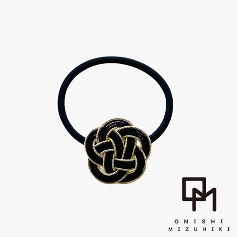 黑色髮圈搭配精緻的日式水引花結裝飾，花結以黑色繩線編織，邊緣點綴金絲，呈現立體層次感。