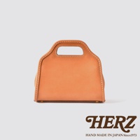 職人手作皮革單肩兩用拱型手袋，呈現溫潤的淺棕色調，材質為植鞣皮革，縫線清晰，簡約的拱型提把設計，可單肩或手提，風格復古。