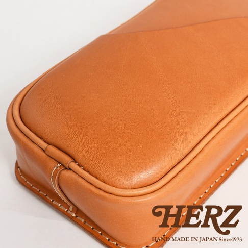 HERZ 職人手作皮革斜背包，標有「HAND MADE IN JAPAN Since1973」字樣