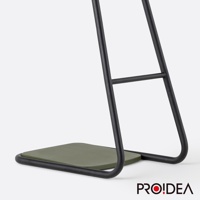 STAN CHAIR 人體工學站立椅，黑色金屬框架搭配軍綠色坐墊。