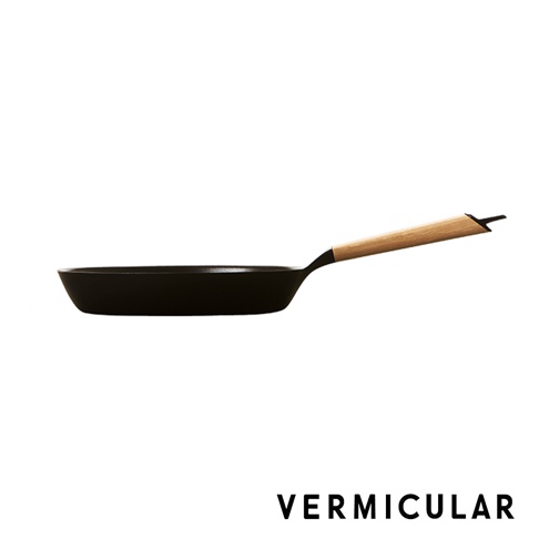 黑色琺瑯鑄鐵平底深鍋，配有木質手柄，鍋體邊緣向內傾斜，適合煎炒烹飪。