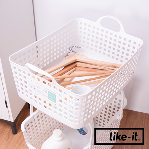 兩個白色塑膠雙層洗衣籃車堆疊，上方籃子裝有數個木製衣架和一個小白色水桶。