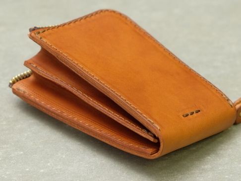 職人手作皮革Organ全包式拉鍊卡片鑰匙包，採用天然棕色皮革製成，全包式拉鍊設計，皮革質感細緻，縫線工整，展現精緻工藝。