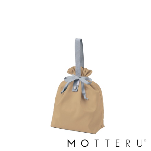 淺卡其色輕時尚摺疊保冷束口袋，配有淺灰色提把與繫帶，束口設計，材質疑似為尼龍或聚酯纖維。