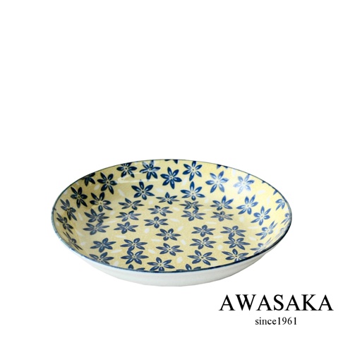 一個帶有藍色小花圖案的淺黃色陶瓷料理盤，盤邊緣有細緻的藍色線條裝飾。