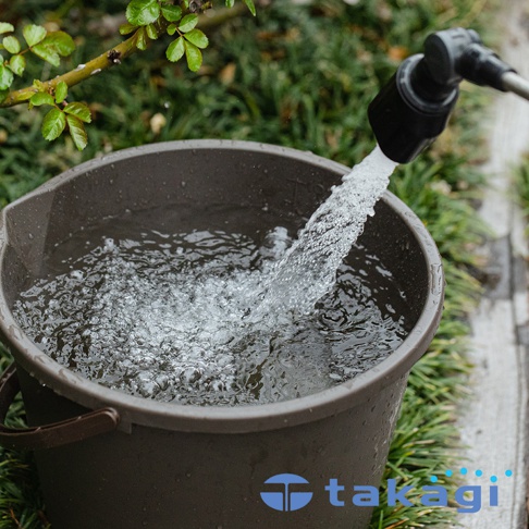 takagi 旋噴頭注滿水桶，水花四濺