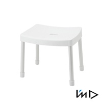 白色RETTO沐浴專用安全椅凳，採用塑膠材質，椅面呈弧形設計，中央有一個長條形排水孔，四支椅腳底部有白色防滑墊。