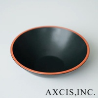 PURE 素燒百搭陶瓷沙拉碗，內裡為黑色，碗緣帶有橘色邊飾，材質為陶瓷。