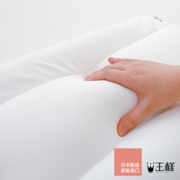 王様の小公主夢枕，白色，柔軟材質，觸感極佳。左側為手部按壓枕頭的畫面，展現其蓬鬆感。右下角有「日本製造 原裝進口」及「王樣」品牌標誌。