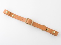 職人手作皮革背包用減壓胸前扣帶，採用天然棕色皮革製成，配有霧金色的扣環、铆釘和固定環。