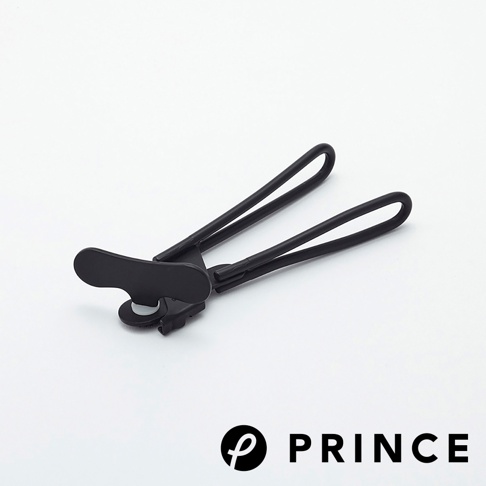 黑色金屬材質的旋轉開罐器，帶有兩個長柄和一個 T 型旋鈕，置於白色背景上。