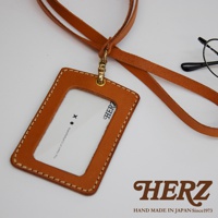 職人手作皮革直式證件識別夾，採用咖啡色皮革，附有同色系皮革掛繩及金色金屬扣環，質感精緻。