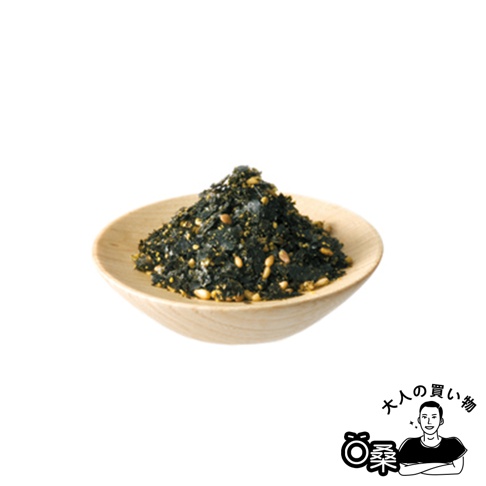 木質小碗盛著一堆深綠色的海苔芝麻香鬆，香鬆中混合著金黃色的芝麻粒，質地鬆散，呈現堆疊的紋理。