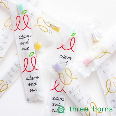 多支獨立包裝的尖頭牙刷，刷毛顏色包含粉紅、黃、紫、綠。牙刷柄和包裝上印有「adam and eve」字樣及紅色、金色、銀色的品牌標誌。