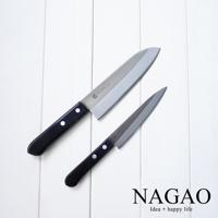 燕三條 VG-10 不鏽鋼三德刀，16.5公分刀刃，黑色握柄，銀色金屬。