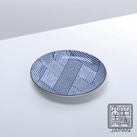 藍染縞格子七吋圓盤，盤面飾有深藍色與淺藍色交織的線條紋理，呈現網格狀的編織感，盤緣為細緻的深棕色線條。