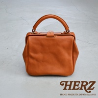 棕色皮革製的方形口金托特包，配有提把和金屬扣。