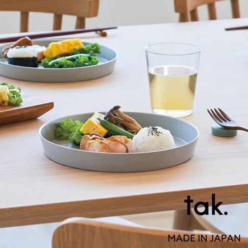 一套灰色防摔餐盤，盛有日式餐點，包括飯、雞肉、玉子燒、蔬菜及菇類。餐盤造型簡約，材質帶有細微顆粒感，展現日系風格。