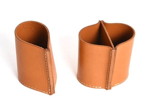 職人手作皮革筆筒 (KZ-89) S，由天然皮革製成，呈現溫潤的棕褐色。一側展示單格筆筒的側邊與縫線細節，另一側則為雙格筆筒，內部間隔清晰，展示皮革的質感與精緻的工藝。