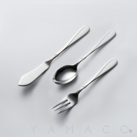 不鏽鋼點心叉、匙、刀三件組，以優雅曲線和光澤感呈現