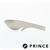 銀色不鏽鋼萬用料理勺型分菜夾，一體成形設計，具有流線的勺狀夾頭與尖銳的止滑凹槽，適合夾取食物。