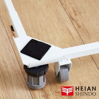 白色金屬製洗衣機專用可伸縮移動式平台，配有黑色防滑墊、灰色滾輪及可調節腳座。