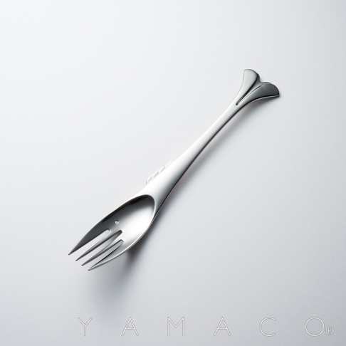 一體成形的不鏽鋼叉，造型猶如魚的輪廓，尾部設計成魚鰭的樣式，叉頭部分為三叉設計，整體呈現簡潔優雅的質感。
